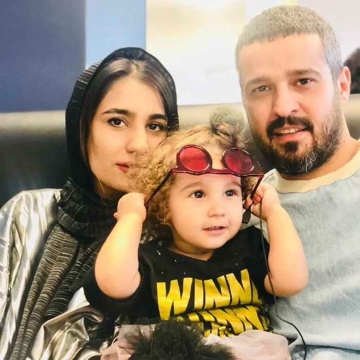 مجتبی پیرزاده به همراه همسر و دخترش