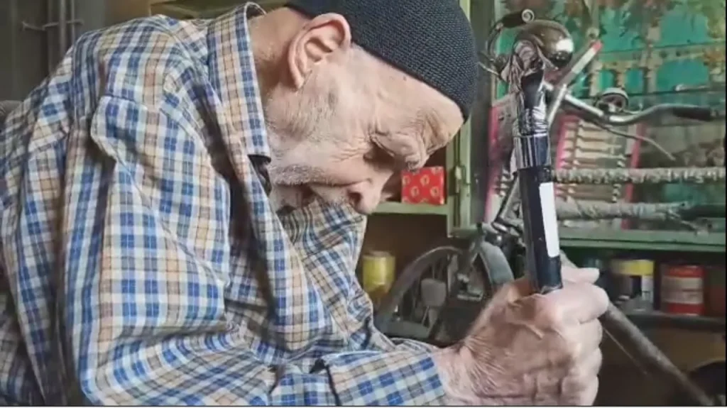 هنرنمایی استاد چاقوساز ۹۹ ساله زنجانی در یک ویدیوی دیدنی