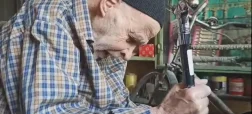 هنرنمایی استاد چاقوساز ۹۹ ساله زنجانی در یک ویدیوی دیدنی
