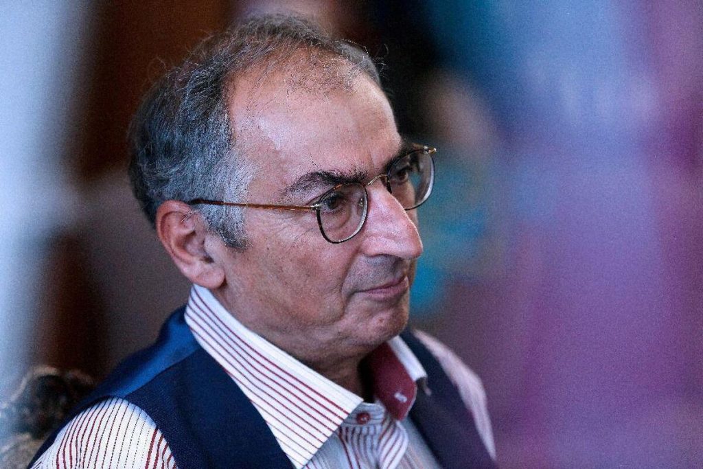 صادق زیباکلام: «مردم ایران بخاطر کینهای که از نظام دارند از فلسطینیها بیزارند» + ویدیو
