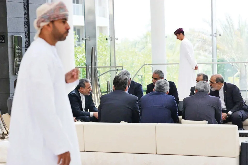 عباس عراقچی و تیم همراهش در حال صحبت