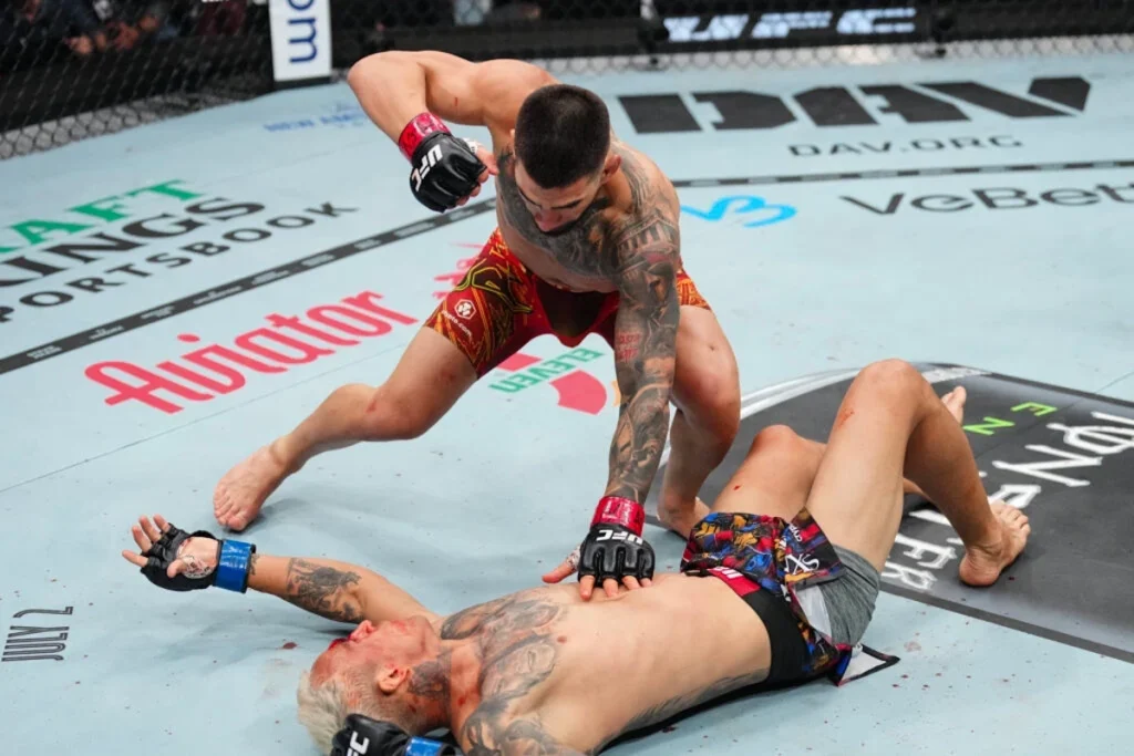 ایلیا توپوریا با ناک اوت چارلز الیویرا در راند اول قهرمان دو دسته UFC شد + ویدیو مسابقه