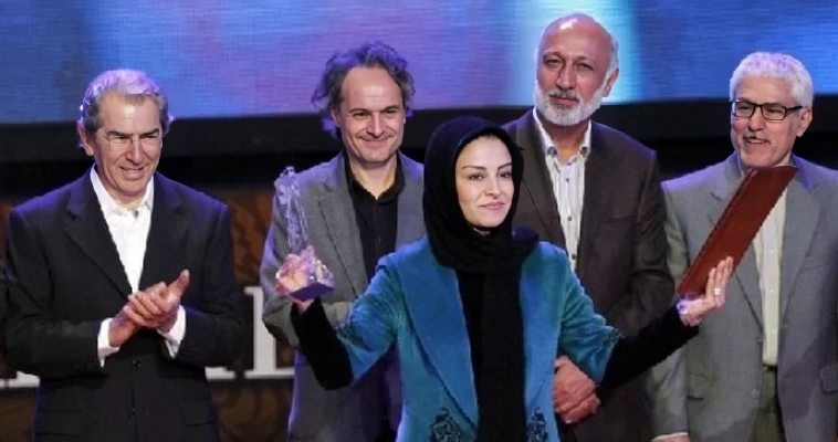 مریلا زارعی در هنگام دریافت سیمرغ بلورین