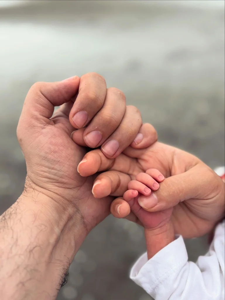 تصویر دست سپند امیرسلیمانی همسر و فرزندش