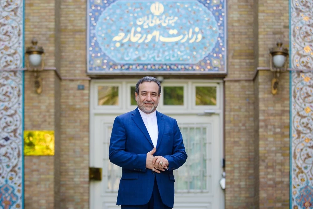 عباس عراقچی جلوی وزارت خارجه