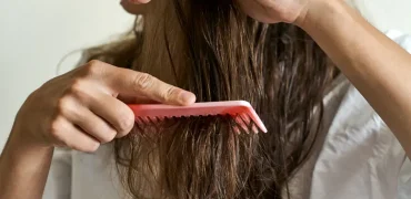 چرا شانه زدن موی خیس به آن آسیب می‌زند و راه‌حل درست چیست؟