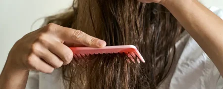 چرا شانه زدن موی خیس به آن آسیب می‌زند و راه‌حل درست چیست؟