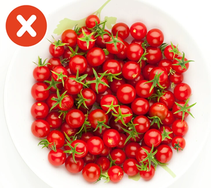 یک ظرف پر از گوجه فرنگی
