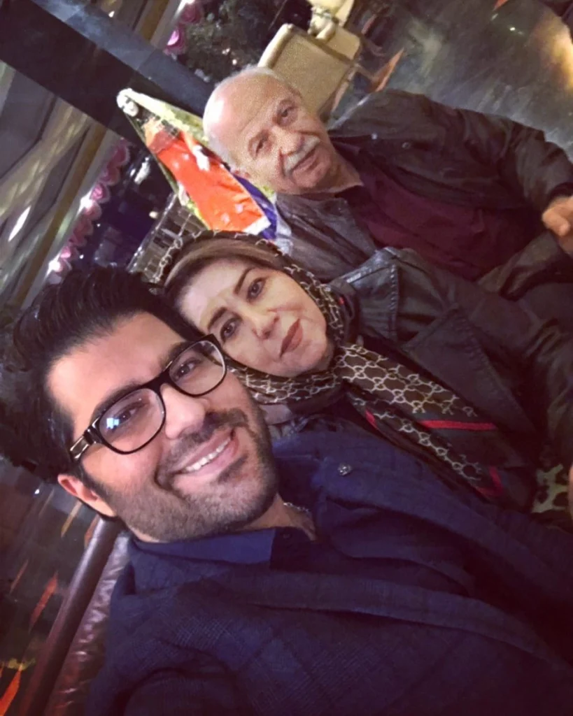 حامد همایون و پدر و مادرش