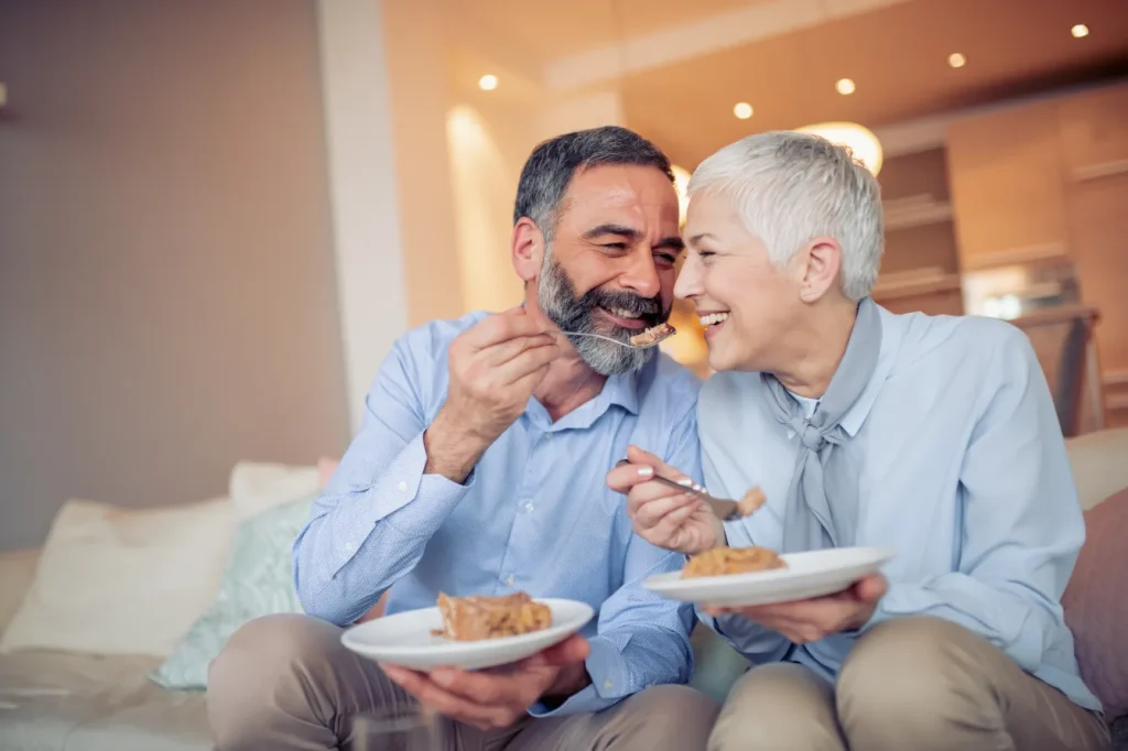 زن و مرد در حال غذا خوردن