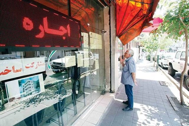 مرد جلوی مشاوراملاکی