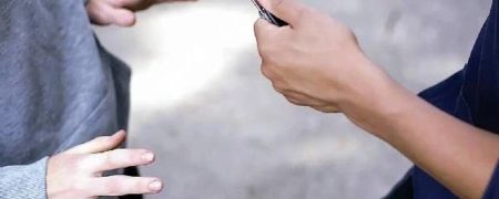 تصاویری هولناک از خفت‌گیری و مصدومیت یک جوان در محله باغ فیض + ویدیو