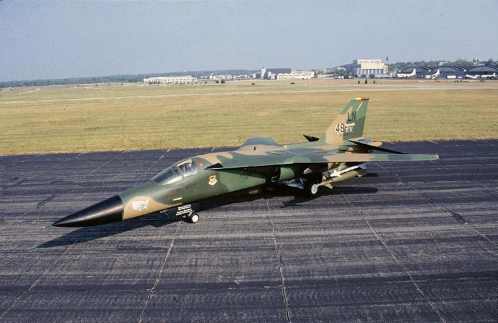بمب افکن آمریکایی General Dynamics F-111 Aardvark