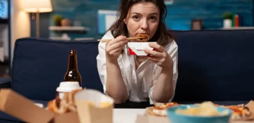 غذا خوردن احساسی چیست و چطور می‌توانیم با آن مقابله کنیم؟