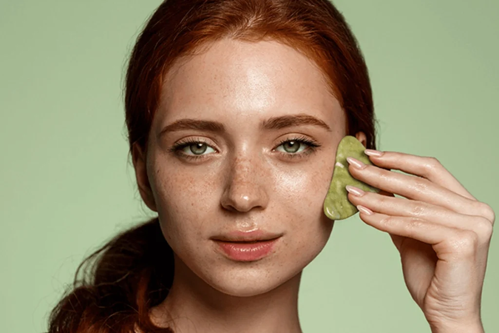 چه چیزی باعث پف صورت میشود و چگونه با ۵ روش ساده آن را کاهش دهیم؟