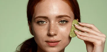 چه چیزی باعث پف صورت می‌شود و چگونه با ۵ روش ساده آن را کاهش دهیم؟