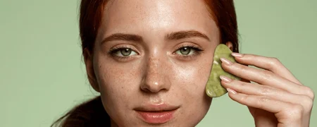 چه چیزی باعث پف صورت می‌شود و چگونه با ۵ روش ساده آن را کاهش دهیم؟