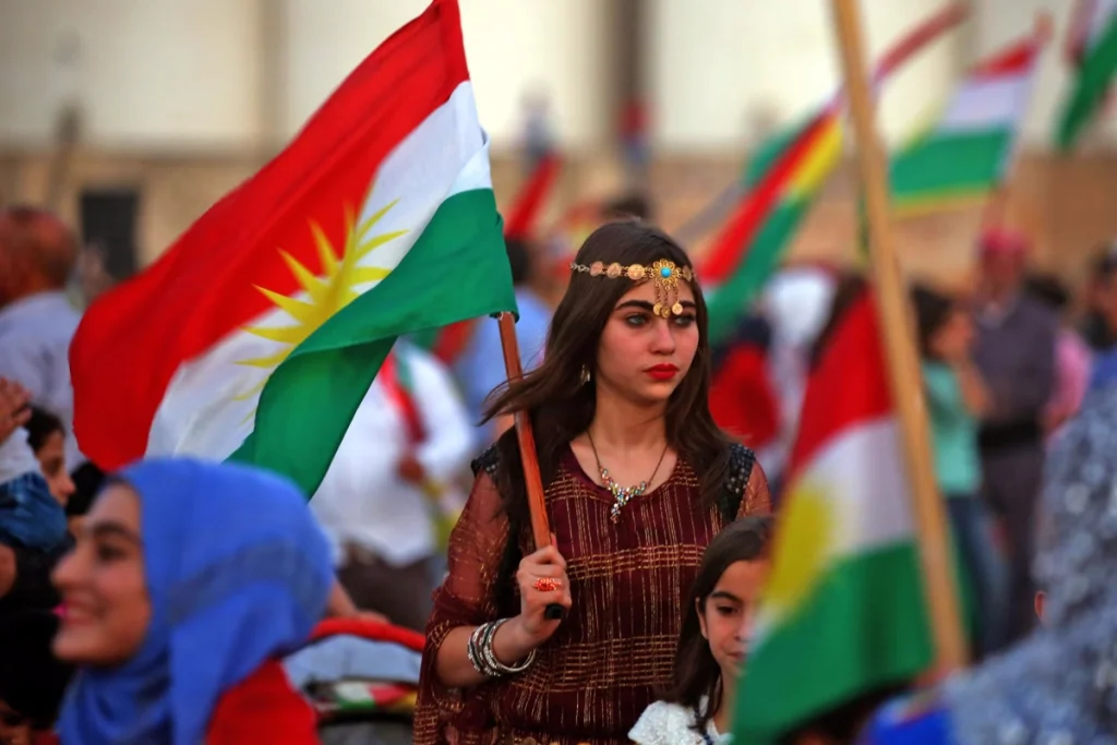 زن با پرچم اقلیم کردستان