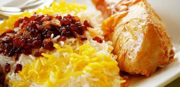 آموزش تهیه زرشک پلو مجلسی با مرغ زعفرانی + ویدیو