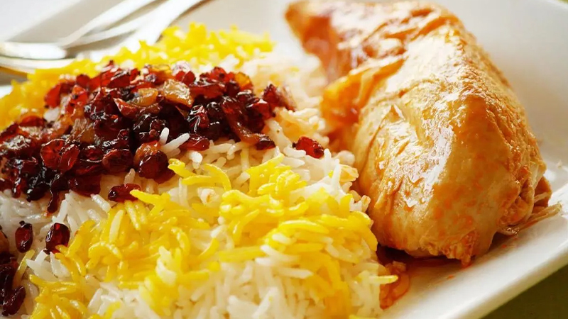 آموزش تهیه زرشک پلو مجلسی با مرغ زعفرانی + ویدیو