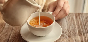 شیر را باید قبل از آب جوش داخل چای بریزیم یا بعد از آن؟ راز یک فنجان چای ایده‌آل