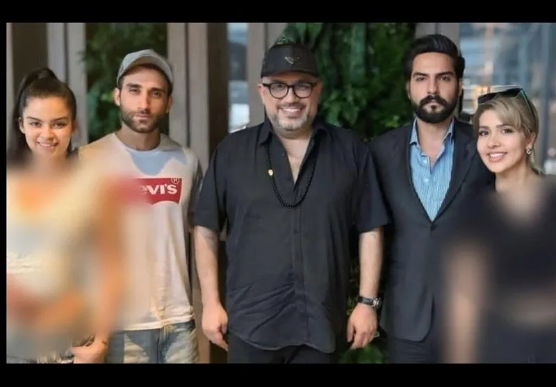 رضا رشیدپور در کنار عوامل برنامه عشق ابدی
