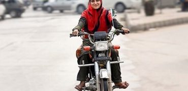 زنان موتورسوار در خیابان‌های تهران؛ خیابان پذیرفته، قانون عقب مانده