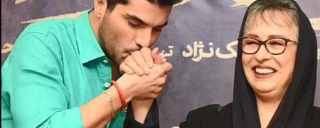 بوسه سینا مهراد بر دستان آزیتا حاجیان در اکران مردمی سریال «از یاد رفته» + ویدیو