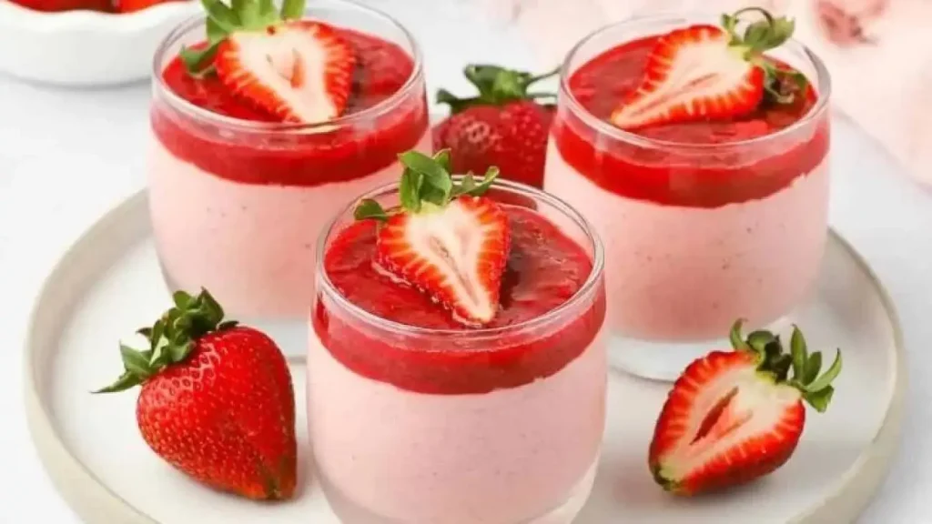 دستور پخت محلبی توت‌فرنگی؛ دسر ساده و خوشمزه برای میان‌وعده
