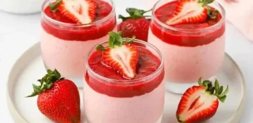 دستور پخت محلبی توت‌فرنگی؛ دسر ساده و خوشمزه برای میان‌وعده