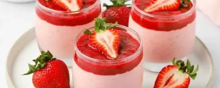 دستور پخت محلبی توت‌فرنگی؛ دسر ساده و خوشمزه برای میان‌وعده