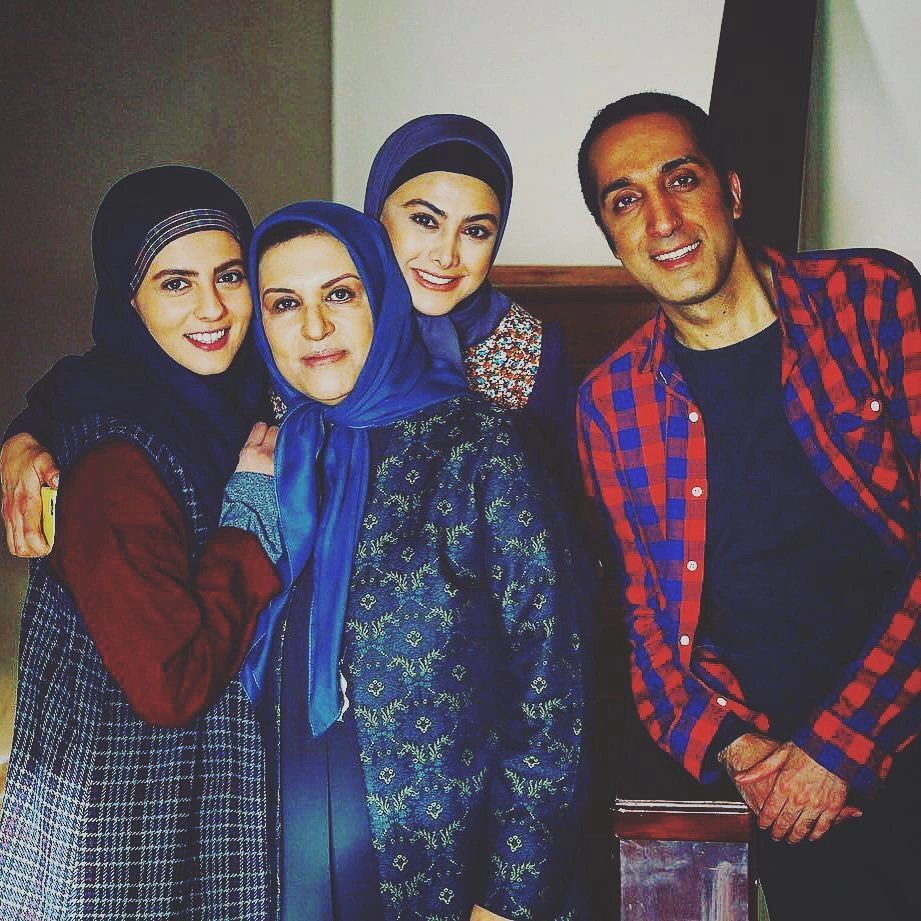 آزاده صمدی و عوامل دیوار به دیوار