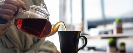 ۵ عادت اشتباه که چای را از نوشیدنی مفید به مضر تبدیل می‌کند