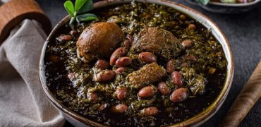 دلایل پنهان تلخی قورمه‌سبزی و راه‌حل‌های فوری! از شنبلیله تا لیمو عمانی