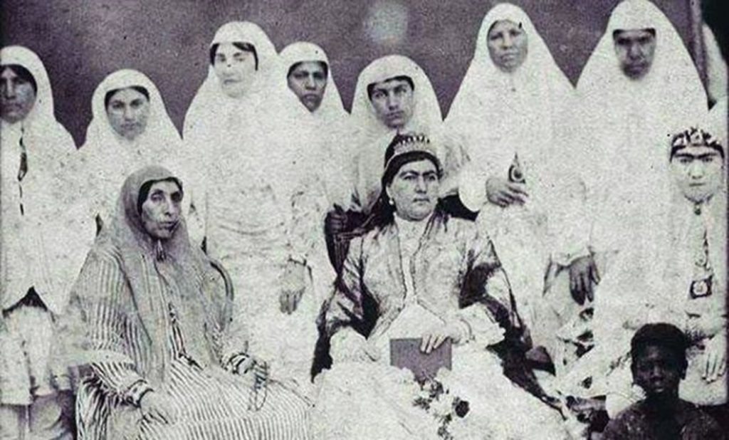 تصویری از سنگ قبر دختر ناصرالدین شاه قاجار ملقب به «عزالسلطنه» در بهشت زهرا