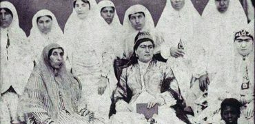 تصویری از سنگ قبر دختر ناصرالدین شاه قاجار ملقب به «عزالسلطنه» در بهشت زهرا