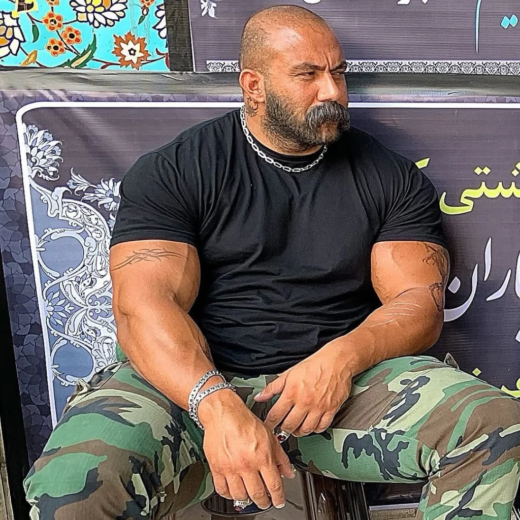 آیدین ختائی در سگ بند