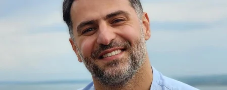 بیوگرافی علی ضیا؛ از شهرت با اجرا در تلویزیون تا ساخت برنامه اینترنتی