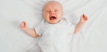 دلیل گریه طولانی و بی‌دلیل نوزادان چیست؟ بررسی نشانه‌ها و کنترل کولیک نوزاد