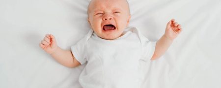 دلیل گریه طولانی و بی‌دلیل نوزادان چیست؟ بررسی نشانه‌ها و کنترل کولیک نوزاد