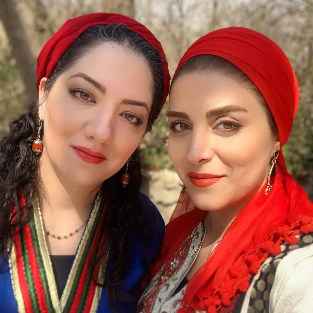 مهدیه محمدخانی و خواهرش