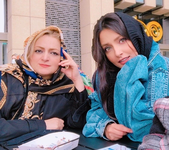 نورا محقق و مادرش