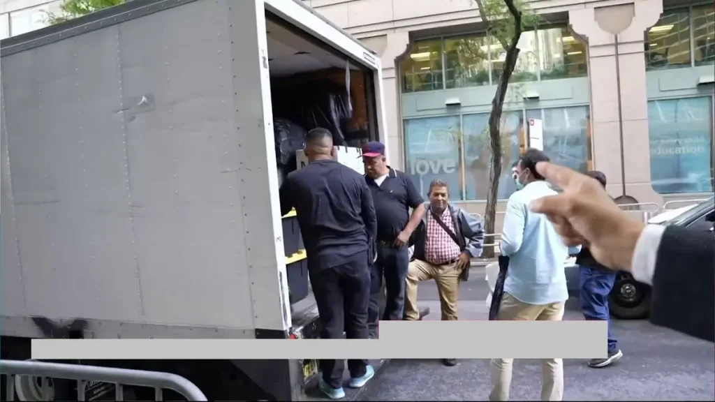 بازگشت پربار هیئت دولت سابق از نیویورک با کامیونی از سوغاتی‌های آمریکایی! + ویدیو