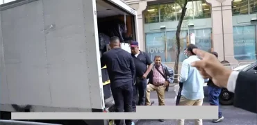 بازگشت پربار هیئت دولت سابق از نیویورک با کامیونی از سوغاتی‌های آمریکایی! + ویدیو