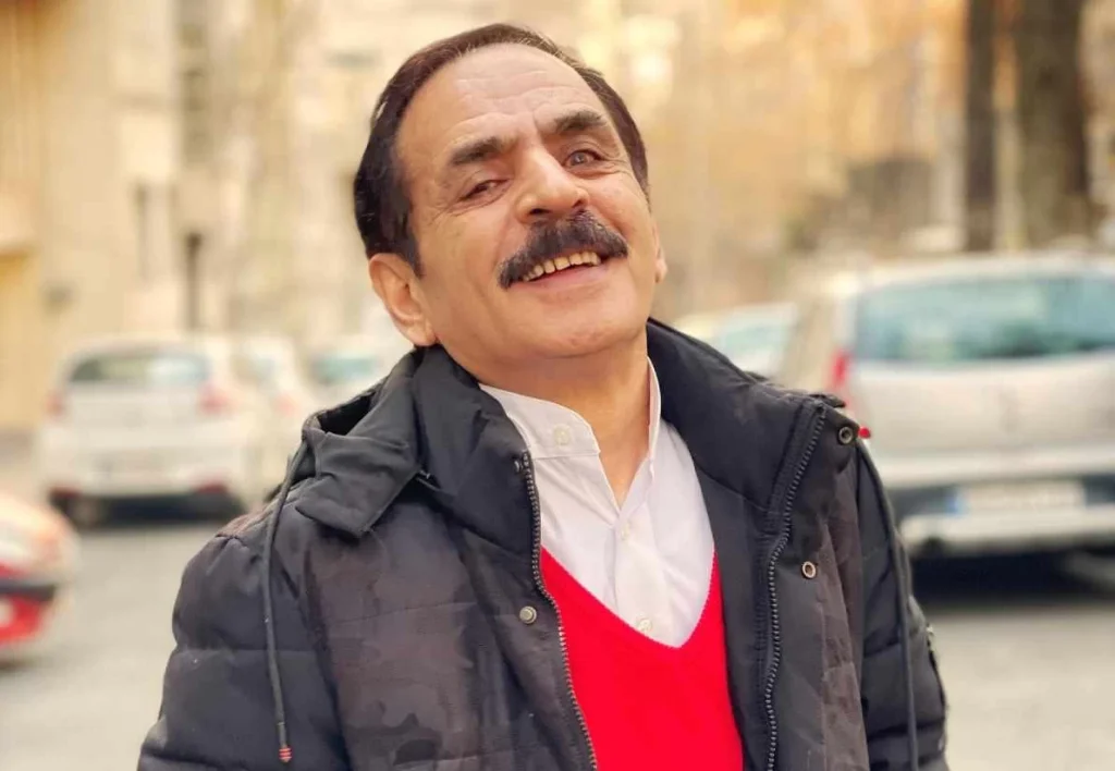 قدرت‌الله ایزدی: «میخواهم تنهایی بروم تایلند؛ ولی از همسرم می‌ترسم!» + ویدیو