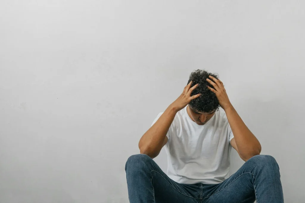 مرد جوان با افکار خودکشی