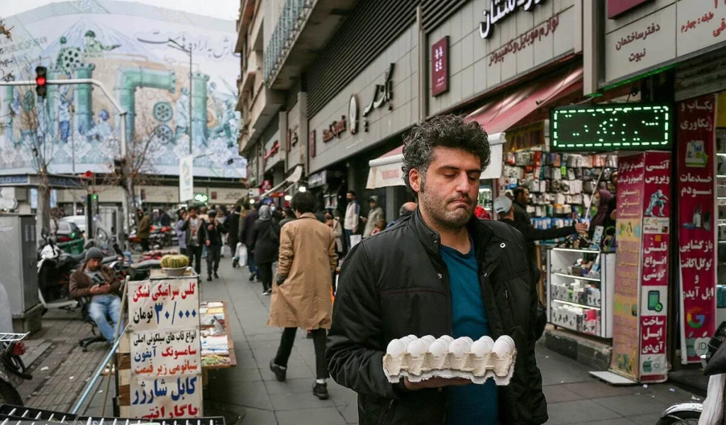 مرد در حال خرید در بازار