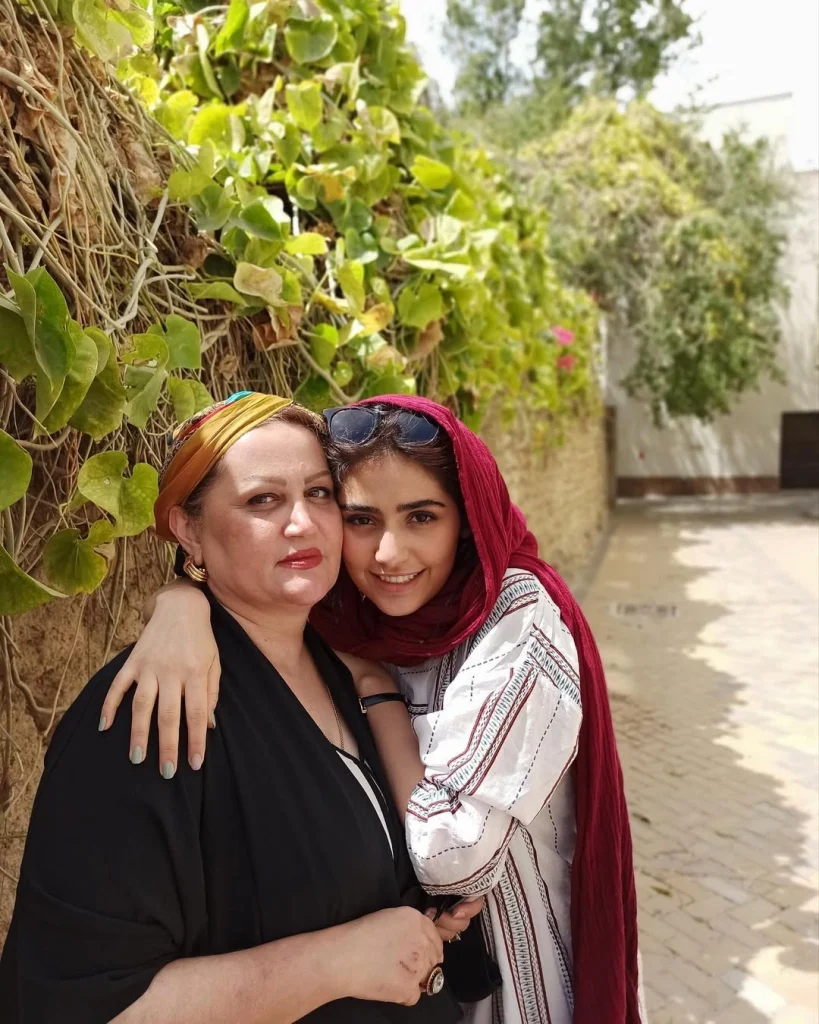 نیکآفرید سماواتی و مادرش