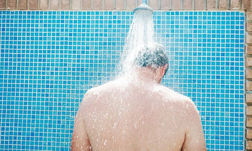 مرد در حال دوش گرفتن