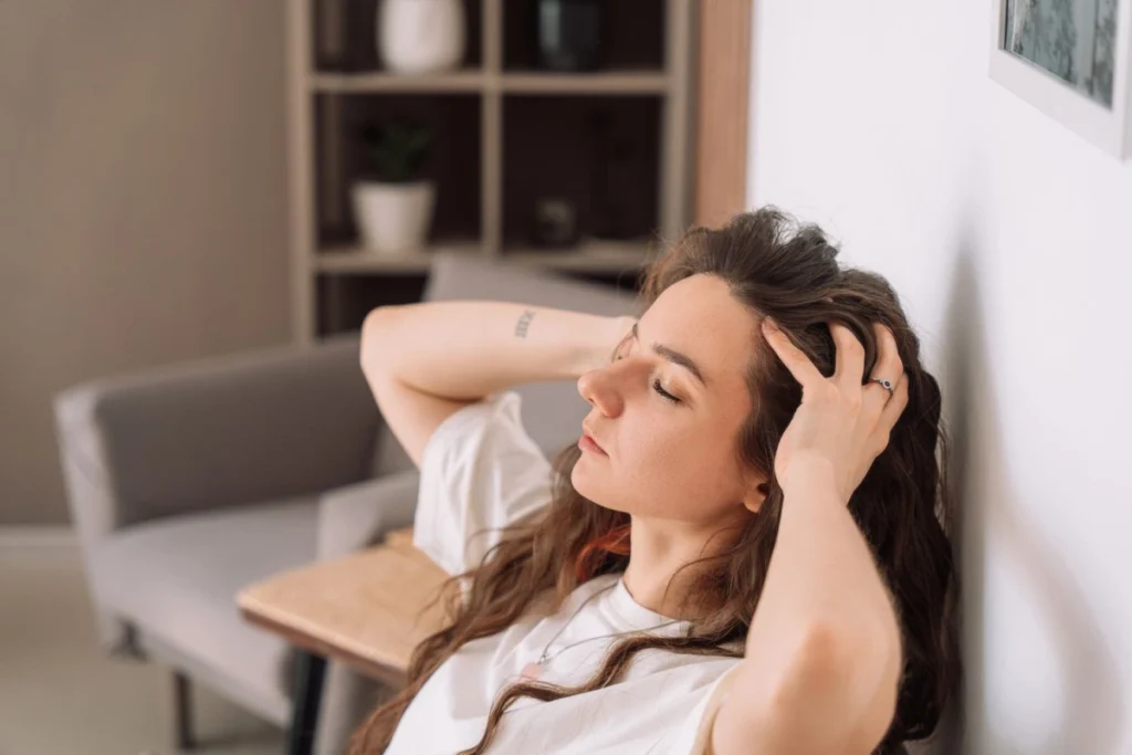 ماساژ پوست سر برای جلوگیری از پیری مو